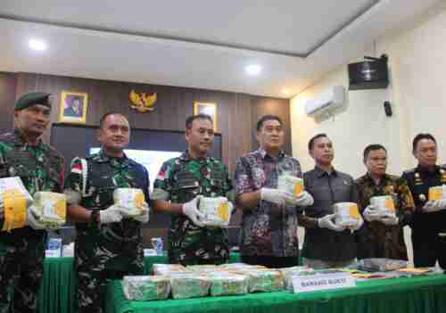 Satgas Pamtas Yonarhanud 1/PBC/1 Kostrad Kembali Ukir Prestasi, Gagalkan Penyelundupan 21,4 Kg Sabu dan Amankan WNA di Entikong Satgas Pamtas Yonarhanud 1/PBC/1 Kostrad Kembali Ukir Prestasi, Gagalkan Penyelundupan 21,4 Kg Sabu dan Amankan WNA di Entikong