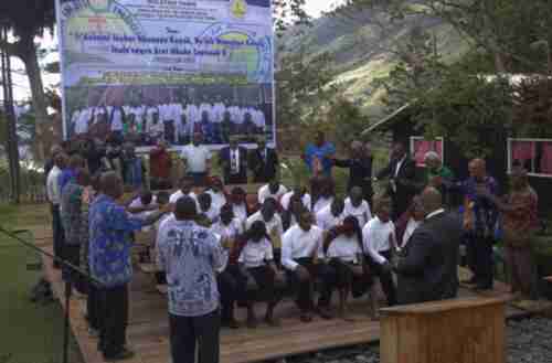 Kodim 1714/Puncak Peduli Pendidikan Hadiri Penamatan Siswa Sekolah Alkitab Mulia Ke-56 Tahun 2026
