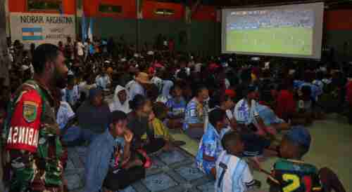 Kodim 1714/Puncak Jaya Gelar Nobar Piala Dunia 2026, Pererat Keakraban Bersama Masyarakat