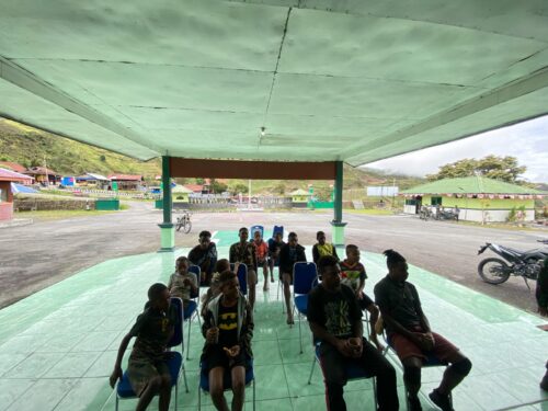 Lewat Nobar Piala Dunia 2026, Kodim 1714/Puncak Jaya Perkuat Silaturahmi dengan WargaLewat Nobar Piala Dunia 2026, Kodim 1714/Puncak Jaya Perkuat Silaturahmi dengan Warga