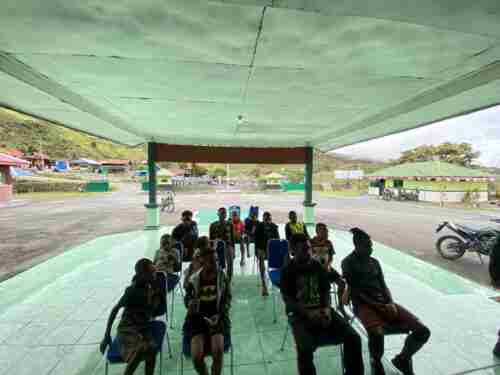 Lewat Nobar Piala Dunia 2026, Kodim 1714/Puncak Jaya Perkuat Silaturahmi dengan WargaLewat Nobar Piala Dunia 2026, Kodim 1714/Puncak Jaya Perkuat Silaturahmi dengan Warga