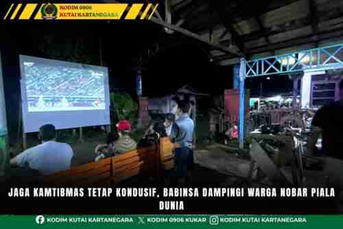 Jaga Kamtibmas Tetap Kondusif, Babinsa Dampingi Warga Nobar Piala Dunia
