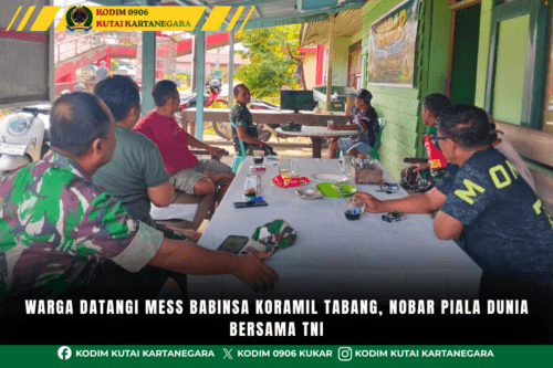 Warga Datangi Mess Babinsa Koramil Tabang, Nobar Piala Dunia Bersama TNI Warga Datangi Mess Babinsa Koramil Tabang, Nobar Piala Dunia Bersama TNI