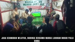 Jaga Keamanan Wilayah, Babinsa Bersama Warga Lakukan Nobar Piala Dunia Jaga Keamanan Wilayah, Babinsa Bersama Warga Lakukan Nobar Piala Dunia