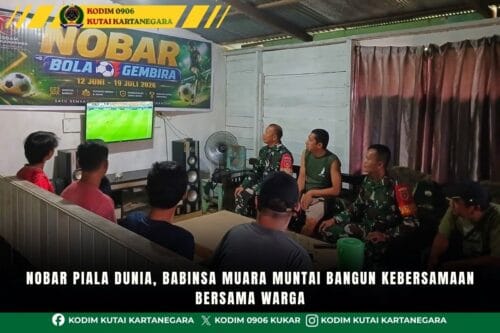 Nobar Piala Dunia, Babinsa Muara Muntai Bangun Kebersamaan Bersama Warga