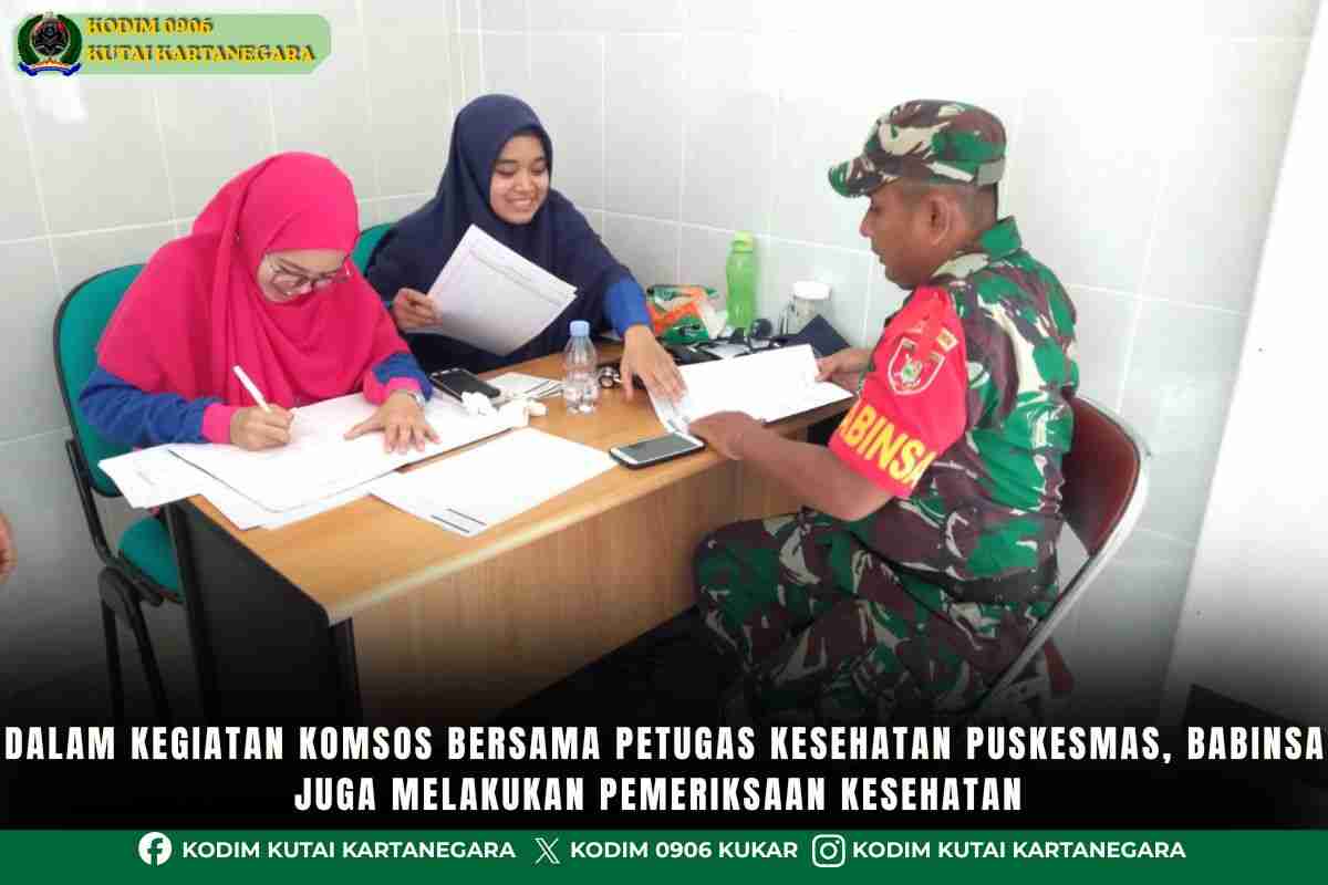 Dalam kegiatan komsos bersama petugas kesehatan Puskesmas, Babinsa juga melakukan pemeriksaan kesehatan