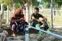 Di Balik Pekerjaan Fisik TMMD, Tersimpan Kisah Hangat Anggota TNI Bersama Mama Angkat