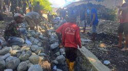 Semangat Gotong Royong Satgas TMMD ke-129 Kodim 1505/Tidore dan Warga Bangun Drainase di Desa Lolobata