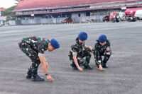 Pastikan Apron Bebas FOD, Personel Lanud Sjamsudin Noor Sisir Benda Asing Jaga Keselamatan Penerbangan Tetap Aman