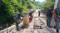 Dansatgas TMMD Ke-129 Tinjau Langsung Rehab Jembatan di Kampung Sesor, Pastikan Pembangunan Tepat Sasaran dan Berkualitas