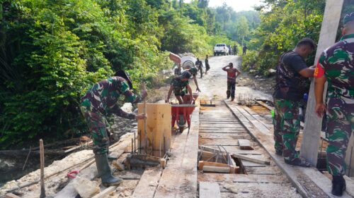 Dansatgas TMMD Ke-129 Tinjau Langsung Rehab Jembatan di Kampung Sesor, Pastikan Pembangunan Tepat Sasaran dan Berkualitas