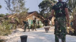 Ketika Gerobak Dorong dan Peluh Satgas TMMD 129 Bojonegoro Menyejahterakan Warga Kesongo