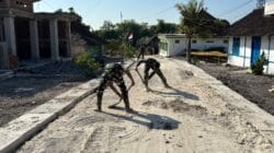 Wujud Nyata Gotong Royong: Satgas TMMD 129 Bojonegoro dan Warga Pacu Pembangunan Drainase demi Keawetan Jalan Desa