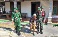 Sentuhan Kasih di Kesongo: Saat Satgas TMMD 129 Bojonegoro Merangkul Mbah Kasidah Menatap Rumah Baru Anak Tercinta