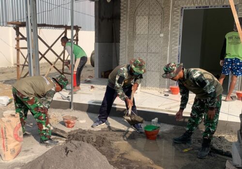 Memasuki Fase Finishing: Pembangunan Musholla Rest Area di TMMD 129 Bojonegoro Tahap Pasang Keramik dan Pengecatan Teras