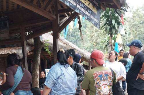 Wisatawan padati permukiman Badui sambil berburu durian ‎