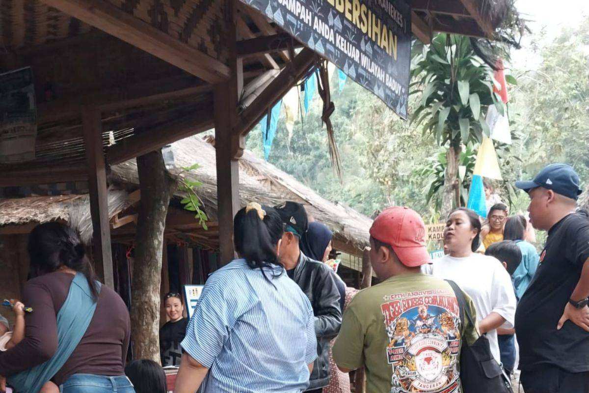 Wisatawan padati permukiman Badui sambil berburu durian ‎