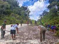 Rehab Jembatan Capai 75 Persen, Satgas TMMD Ke-129 Kodim 1807/Sorong Selatan Perkuat Akses dan Mobilitas Warga