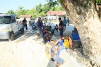 Hangatnya Kebersamaan, Satgas TMMD ke-129 Kodim 1505/Tidore Makan Bersama Warga di Lokasi Pekerjaan