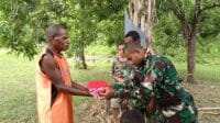 Semangat Kemerdekaan Berkibar di Kampung Sesor, Satgas TMMD Ke-129 Kodim 1807/Sorong Selatan Pasang Bendera Merah Putih