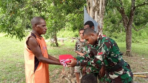 Semangat Kemerdekaan Berkibar di Kampung Sesor, Satgas TMMD Ke-129 Kodim 1807/Sorong Selatan Pasang Bendera Merah Putih