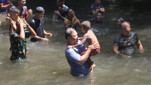 Kebersamaan Satgas TMMD Ke-129 dan Warga di Air Terjun Kampung Sesor, Wujud Kemanunggalan TNI dengan Rakyat yang Semakin Erat