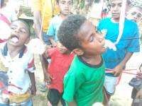 Berbagi Kebahagiaan HUT RI, Kepala Suku Senggi Gelar Lomba dan Pembagian Sembako
