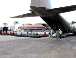 Hercules TNI AU Kembali Tiba di Lanud Sjamsudin Noor, Bawa Ratusan APD Bantuan Kemhan RI dan Masker Dari Puskes TNI AU Untuk Perkuat Penanganan Karhutla Kalsel