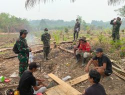 TNI Perkuat Penanganan Karhutla di Melawi, Salurkan Peralatan Pemadam kepada Masyarakat