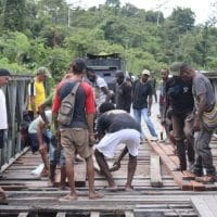 Sinergi TNI-Polri dan Masyarakat Perbaiki Jembatan Poros Lokpon-Dekai Sambut HUT ke-81 TNI