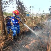Siang Hingga Dini Hari, Satgas Karhutla Lanud Sjamsudin Noor Terus Bergerak, Terjang Padamkan Api di Lahan Gambut