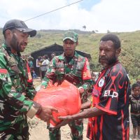 Babinsa 1714-01/Mulia Ulia Pererat Kemanunggalan TNI–Rakyat Melalui Anjangsana dan Bantuan Sembako di Kampung Kulon Enggame, Distrik Pagaleme