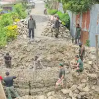Kodim 1714/Puncak Jaya Gandeng Masyarakat Binaan Membangun Jembatan Merah Putih di Kampung Kulok Enggame