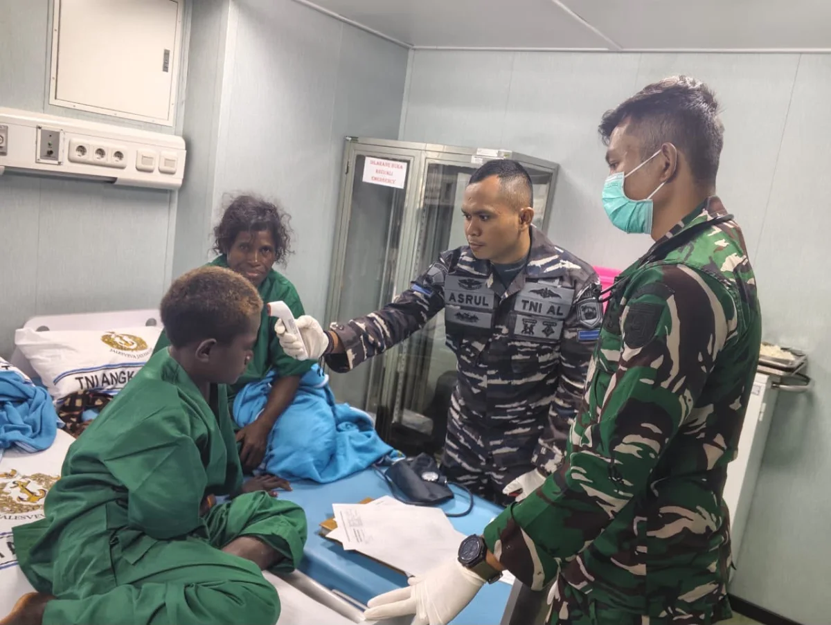 Aksi Kemanusiaan Di Laut Lepas, KRI WSH-991 Evakuasi 11 Warga Papua Nugini