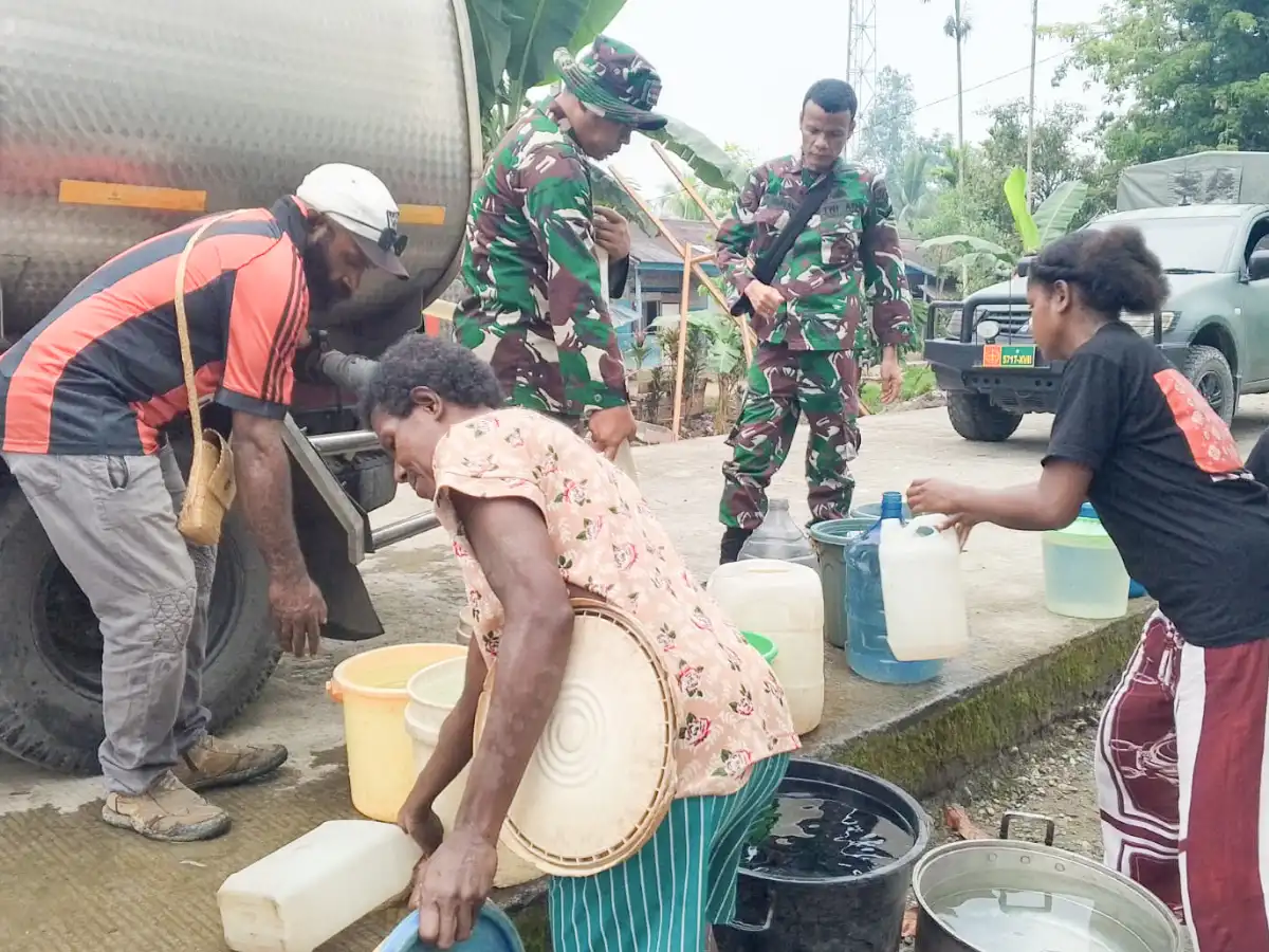 Distribusi Air Bersih kepada Warga, Koramil 1710-03/Kuala Kencana Bantu Penuhi Kebutuhan Masyarakat