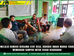 Melalui Komsos Bersama Staf Desa, Babinsa Imbau Warga Tidak Membakar Sampah Cegah Kebakaran