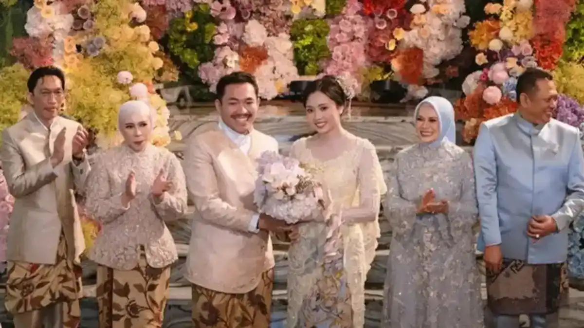 Prosesi tersebut berlangsung di hadapan kedua keluarga besar