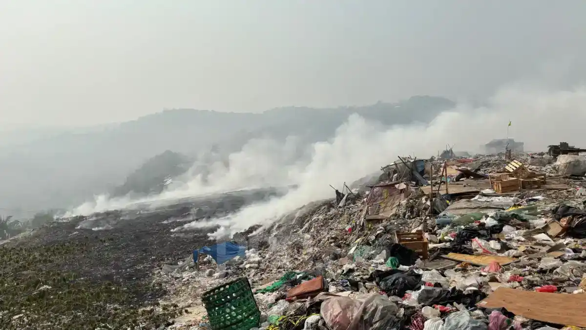 Perkembangan ini menunjukkan penanganan di lokasi terus berlangsung untuk memastikan api tidak kembali meluas