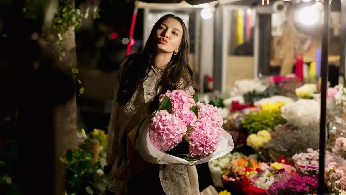 Raline Shah Bagikan Potret di Toko Bunga Milan Sambil Mengajak Menjaga Alam