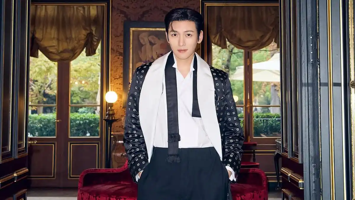 Ji Chang Wook Tampil Elegan di Peragaan Tom Ford, Disambut Meriah di Paris