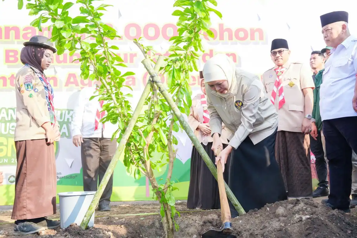 Khofifah Dorong Santri Pramuka Biasakan Menjaga Lingkungan melalui Penanaman Pohon