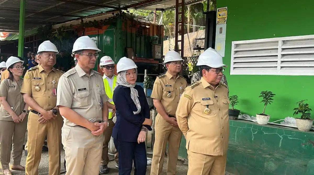 Pemprov DKI Siapkan Saringan Sampah di 11 Sungai Jakarta