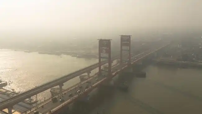 Kabut Asap Karhutla Menyelimuti Palembang, Jarak Pandang Menurun dan Penerbangan Terganggu