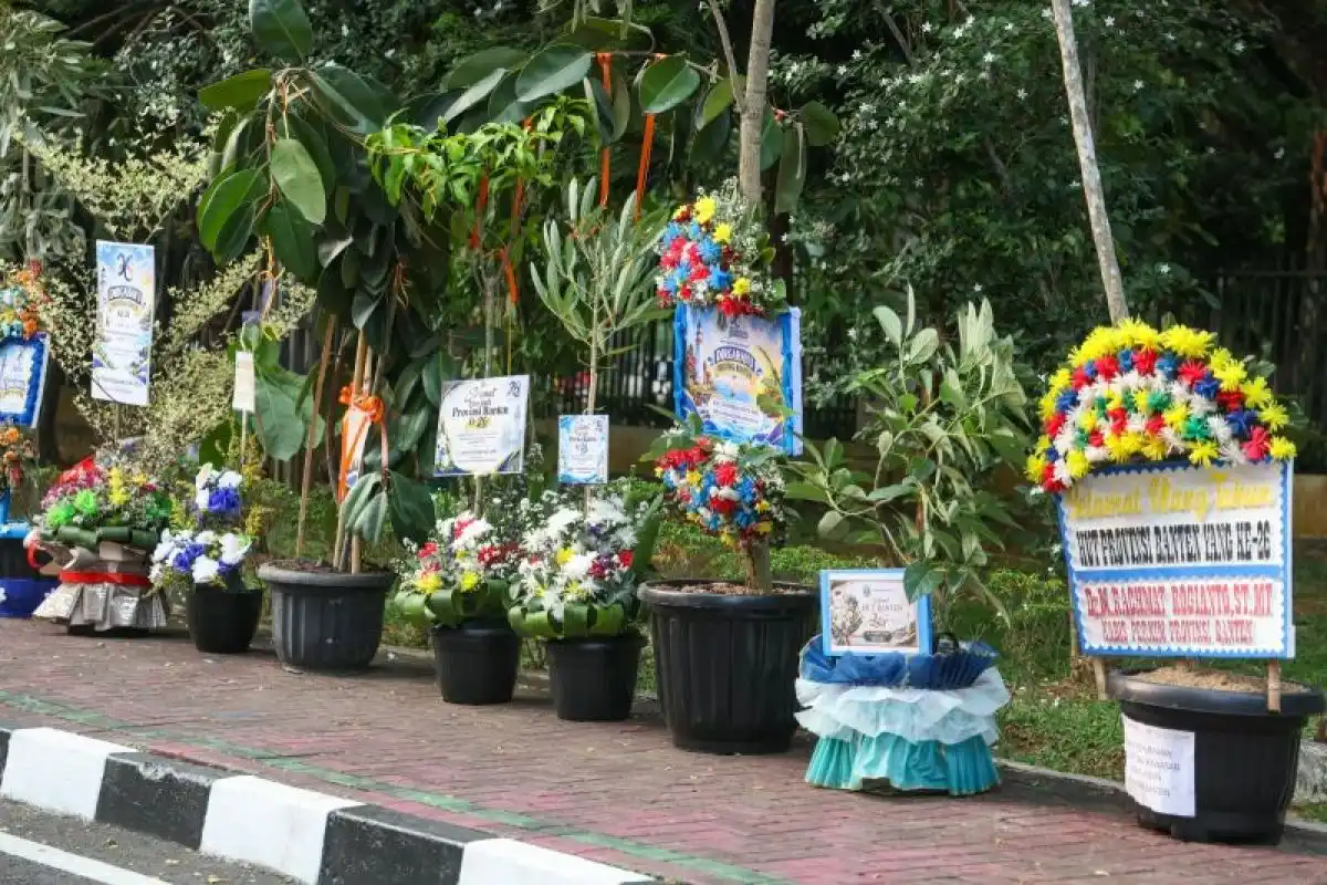 Ratusan Tanaman Gantikan Karangan Bunga dalam Peringatan HUT ke-26 Banten