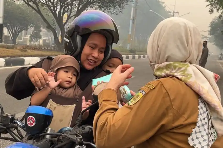 Palangka Raya Salurkan 5.000 Suplemen Susu dan 1.000 Masker Saat Kabut Asap