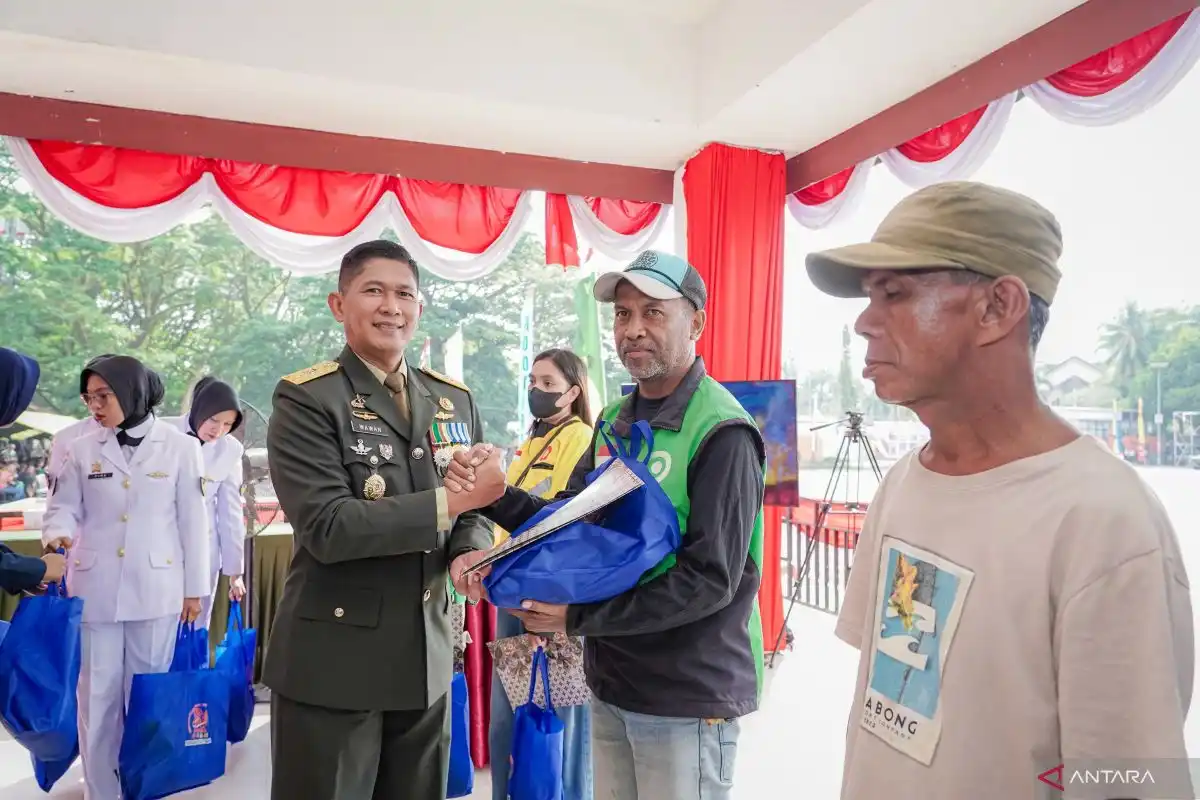 Kodam Pattimura Salurkan Bantuan Pangan untuk Warga dan Pelajar di Ambon