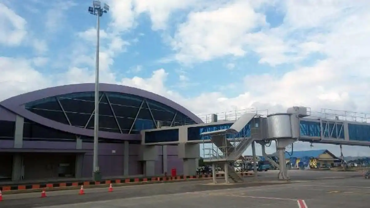 Kabut Asap Alihkan Dua Penerbangan dari Bandara Deo Sorong