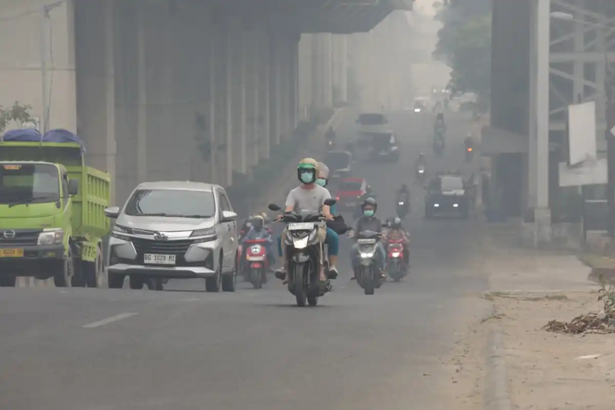 Kabut Asap Karhutla Ganggu Aktivitas Warga dan Penerbangan di Palembang