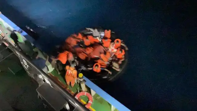Respons Cepat Dua Tugboat PTK Selamatkan 17 Kru MV Khatulistiwa 8 di Tuban