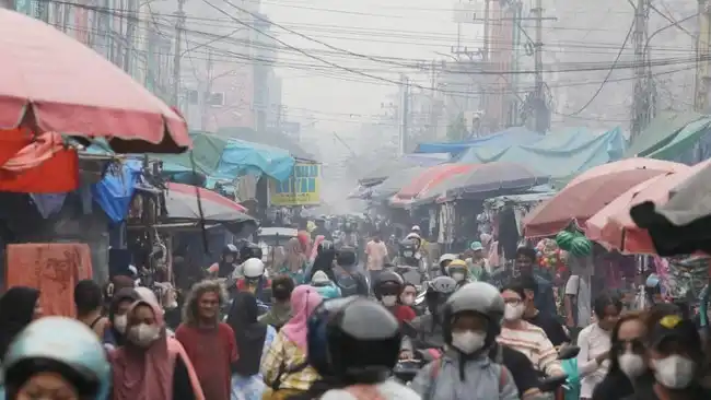 Kabut Asap Karhutla Menekan Aktivitas Warga dan Penerbangan di Palembang